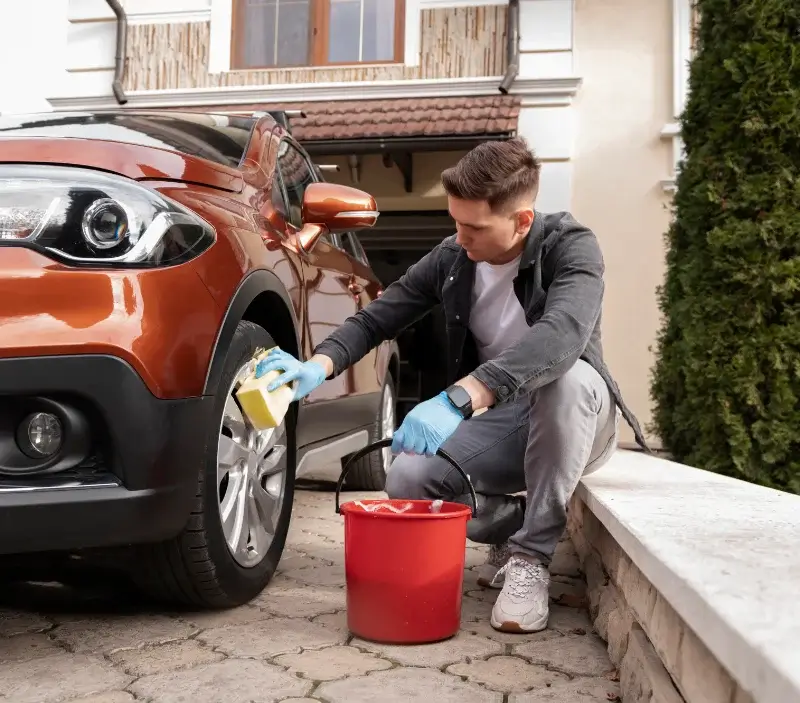 Lavage auto à domicile Bon-Encontre : professionnel intervenant sur un véhicule